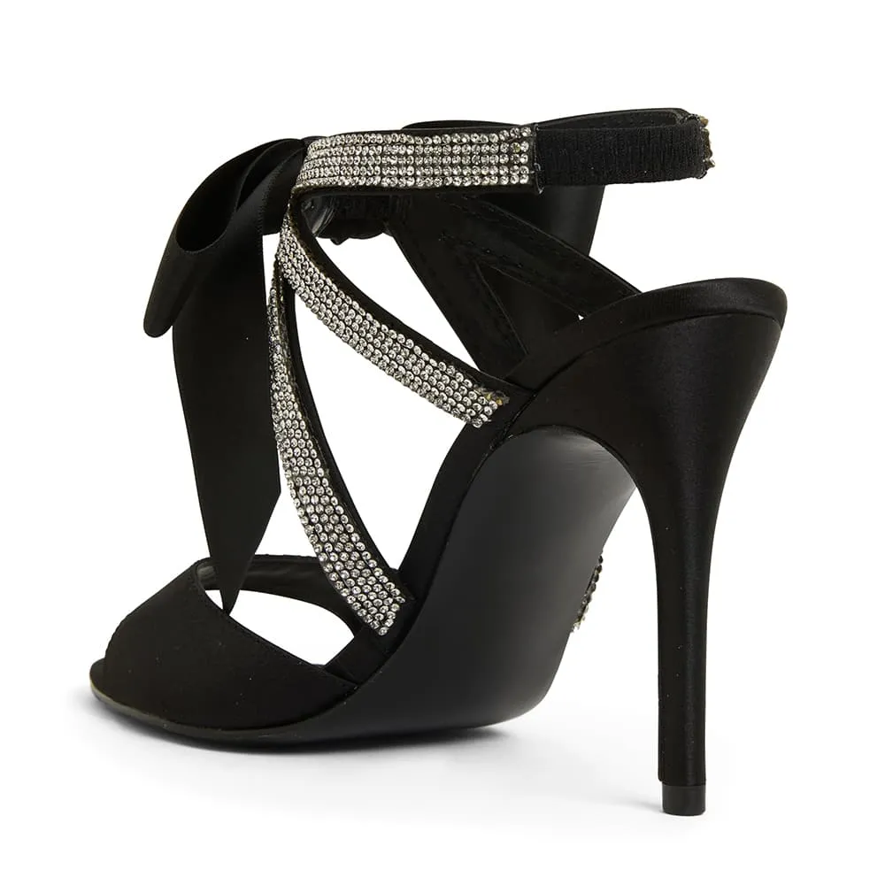 Claudia Heel in Noir