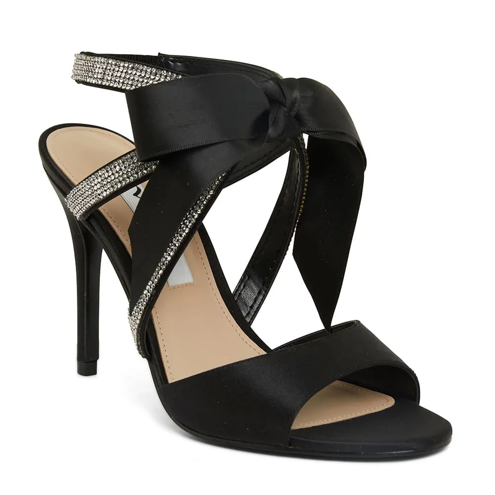 Claudia Heel in Noir