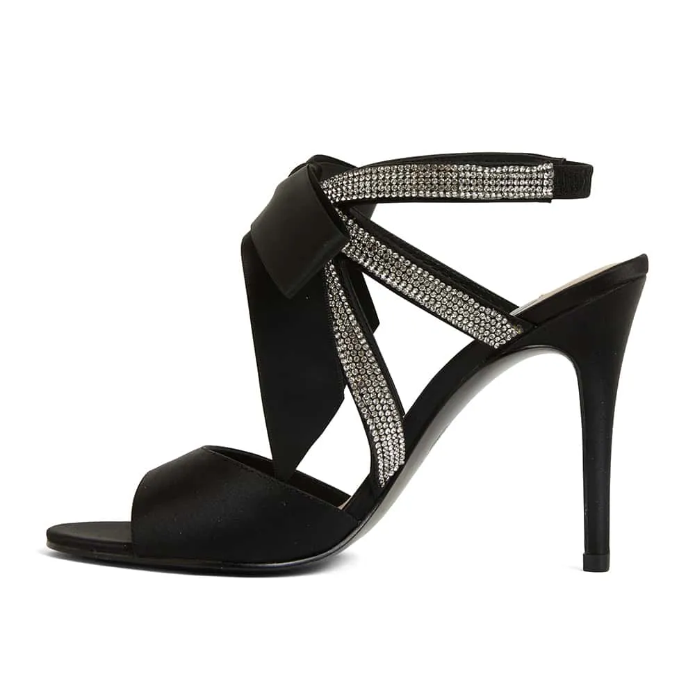 Claudia Heel in Noir