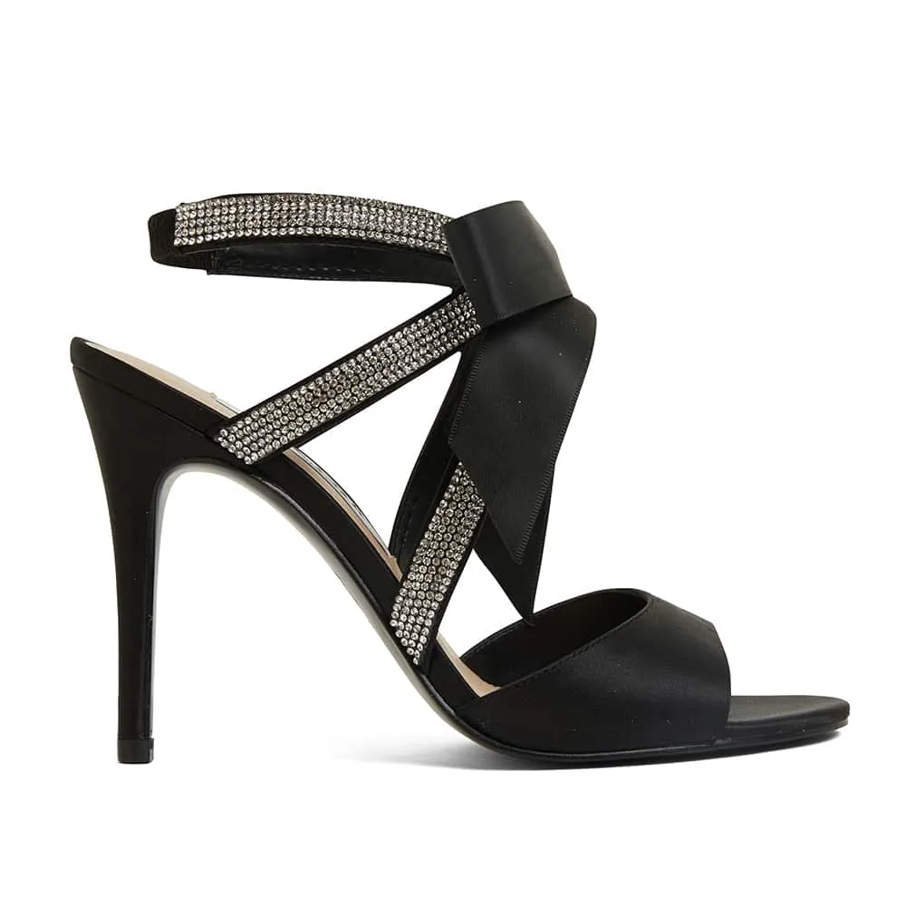 Claudia Heel in Noir