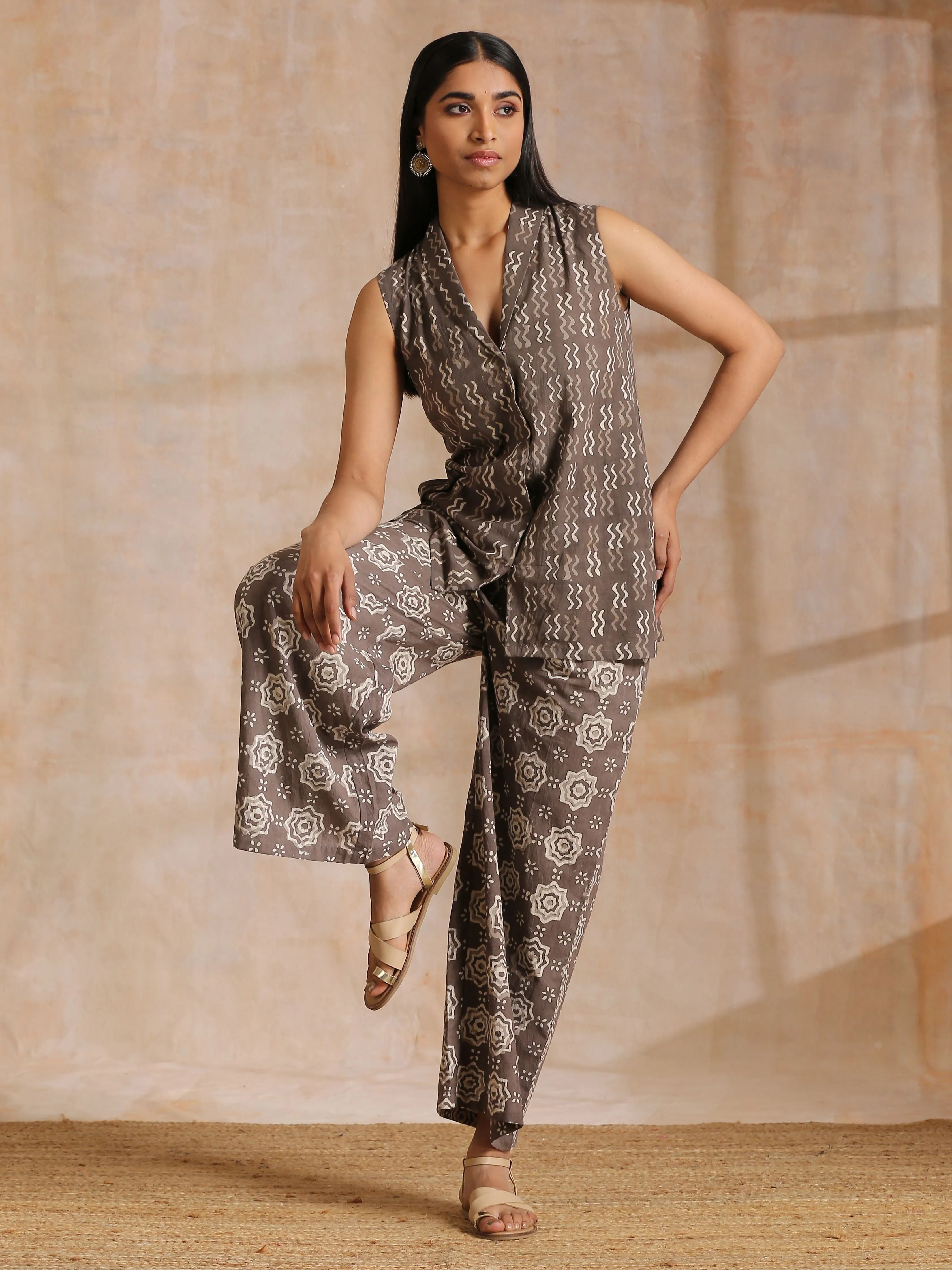 Clay Dabu Zig-Zag Motifs Print Cotton Sleeveless Jacket Pant Set