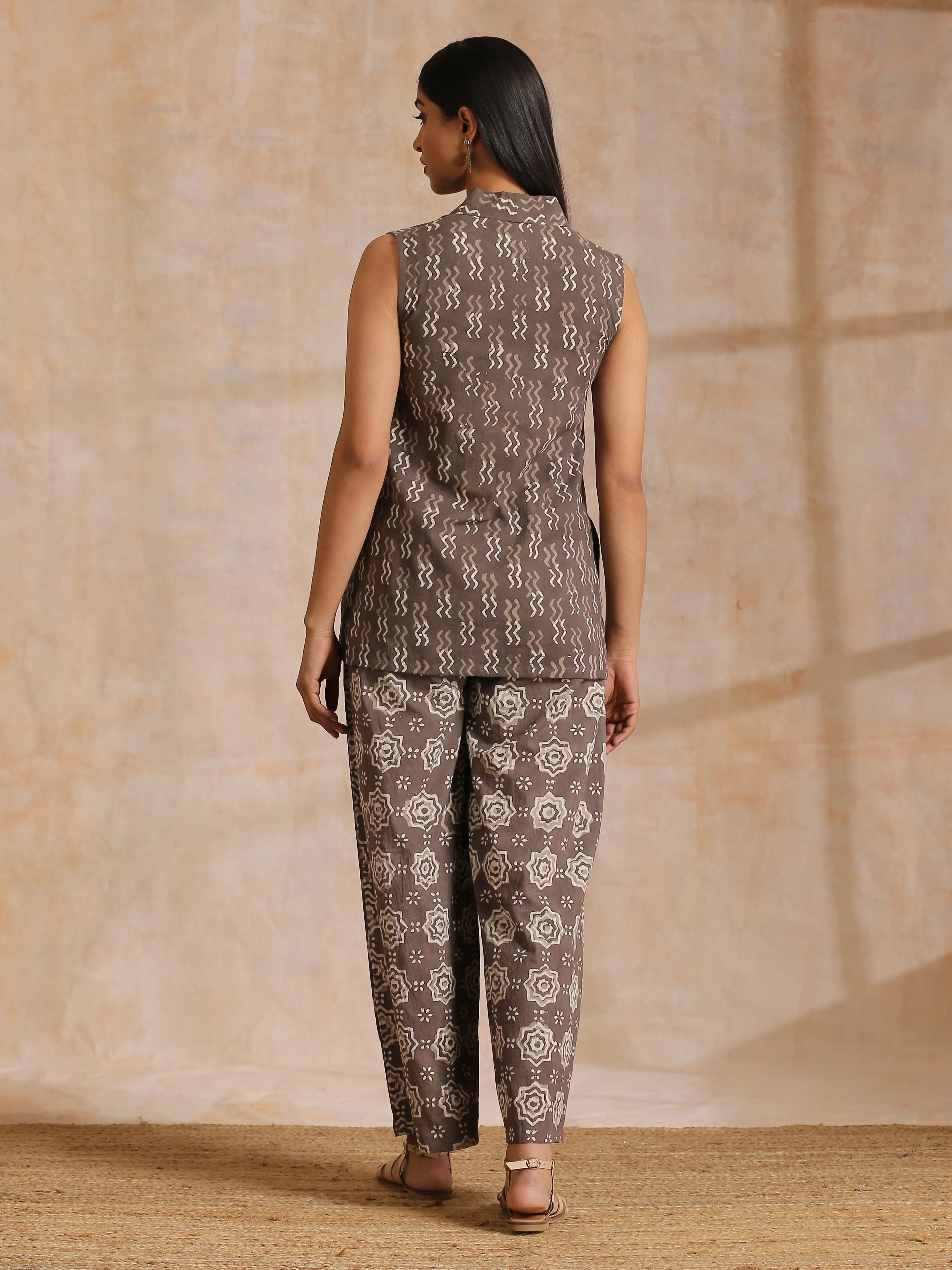 Clay Dabu Zig-Zag Motifs Print Cotton Sleeveless Jacket Pant Set