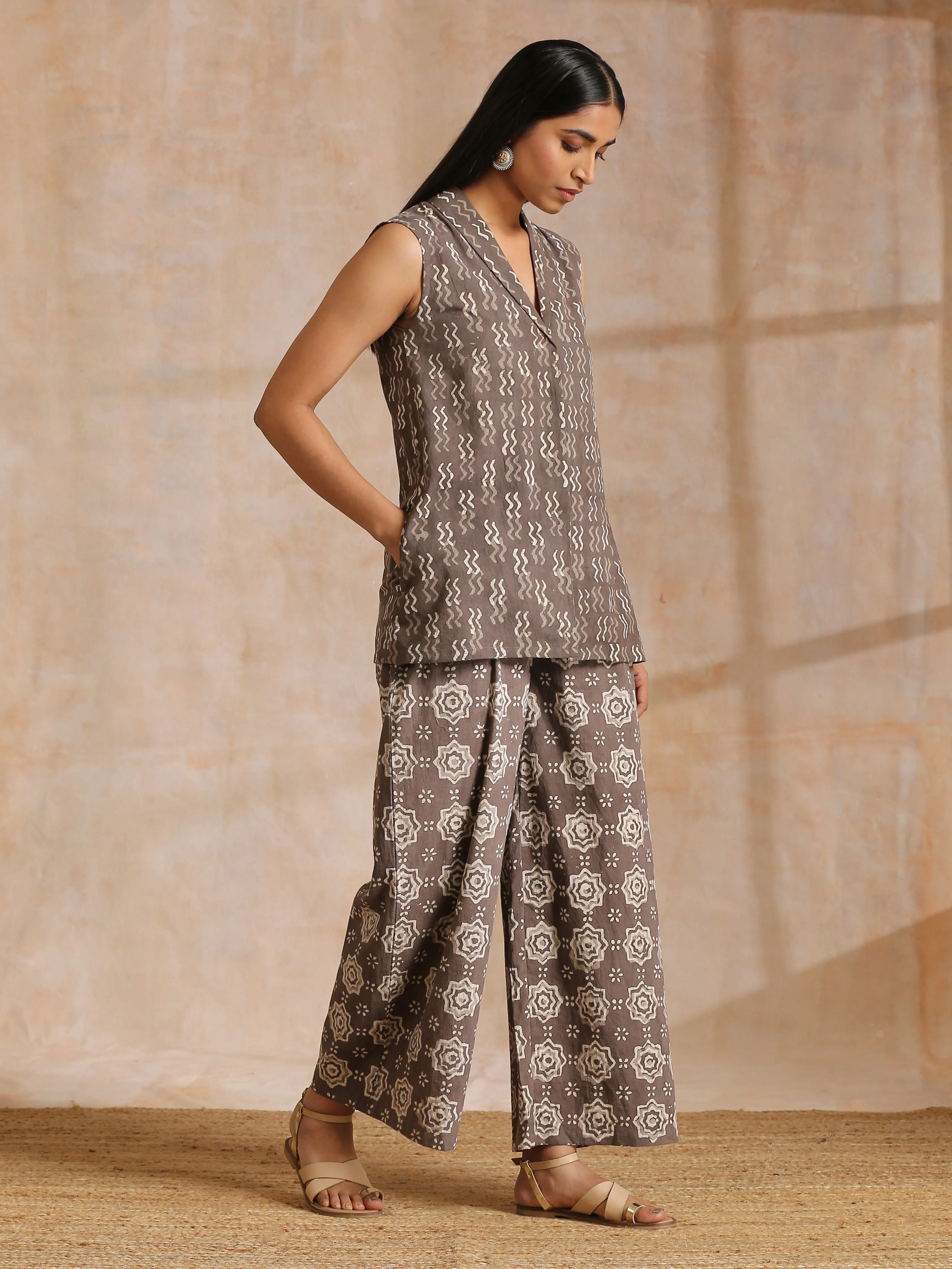 Clay Dabu Zig-Zag Motifs Print Cotton Sleeveless Jacket Pant Set