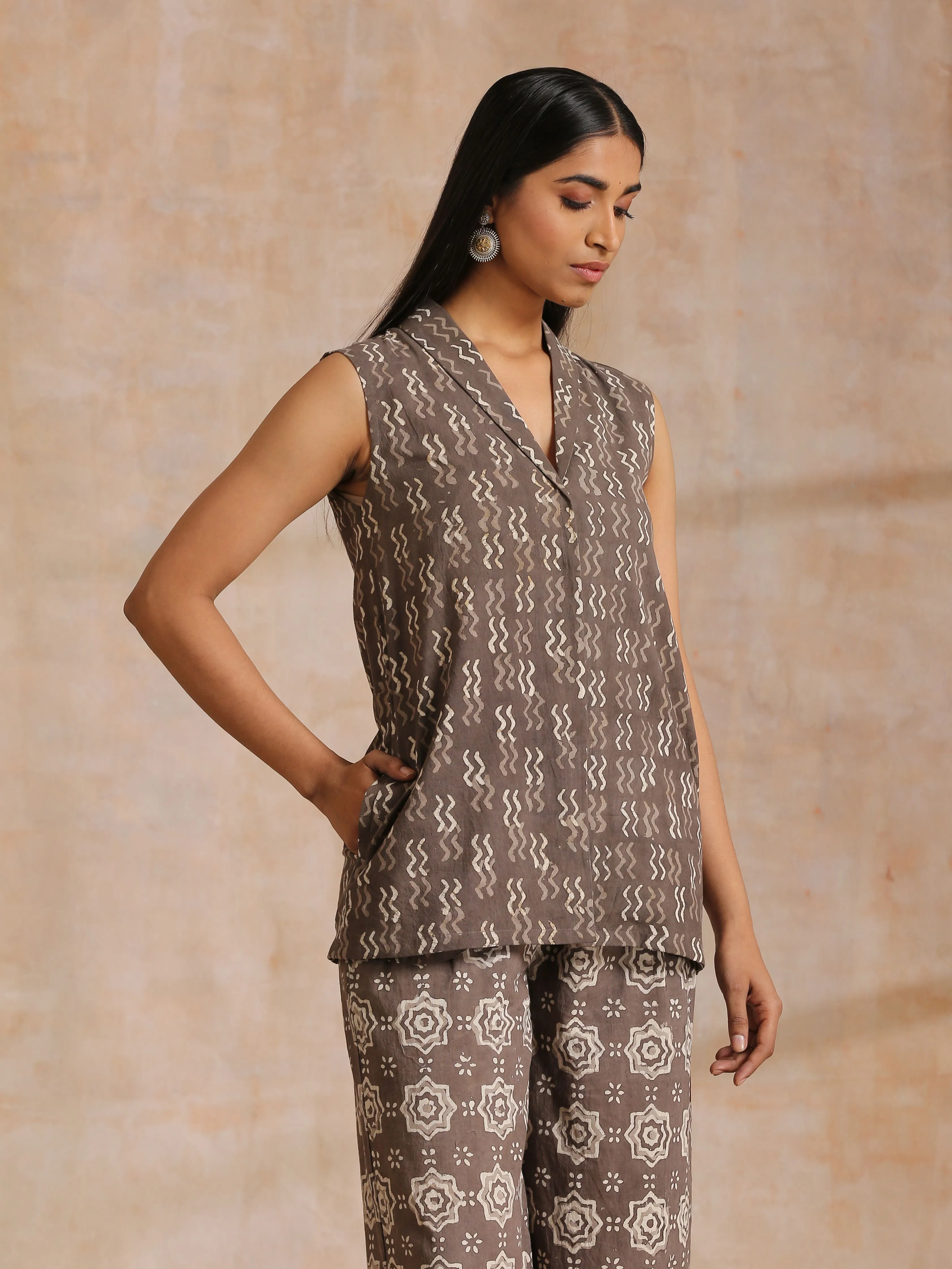 Clay Dabu Zig-Zag Motifs Print Cotton Sleeveless Jacket Pant Set