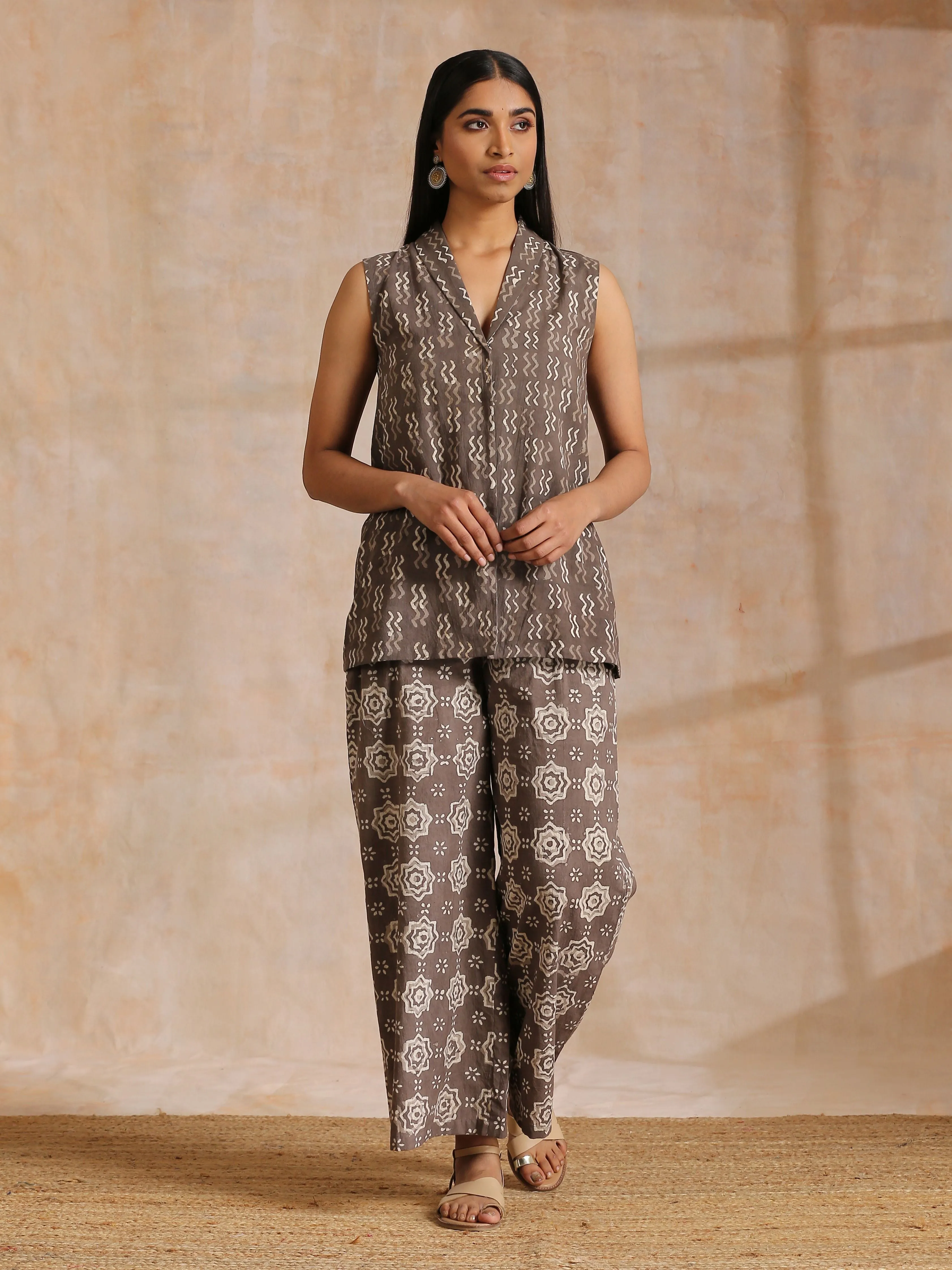 Clay Dabu Zig-Zag Motifs Print Cotton Sleeveless Jacket Pant Set